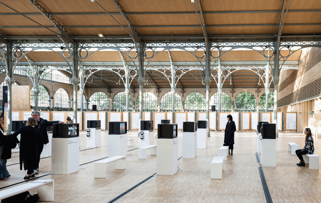 Scénographie réalisée pour Videobox Festival 2017, au Carreau du Temple à Paris. Scenography made for video festival in 2017, for Carreau du Temple,Paris. La programmation 2017, intitulée De Bruits et de Mouvements, a été assurée par Odile Burluraux, commissaire d’exposition au Musée d'Art moderne de la Ville de Paris et Corentin Hamel, co-directeur de la New Galerie à Paris, autour de la thématique de l’urbain, poursuivant ainsi la problématique du premier festival d’art vidéo initié en 2016 : La Ville au Corps. La vidéo occupe une place singulière dans l'art contemporain. A la différence de la peinture, de la sculpture ou de l'installation, l'art vidéo partage son médium avec le cinéma et les autres pratiques audiovisuelles. Une particularité qui facilite son approche – aujourd'hui où nous baignons tous dans une culture des écrans – et interroge sa spécificité. http://www.carreaudutemple.eu/videobox-festival Crédit Photo Paul Nicoué